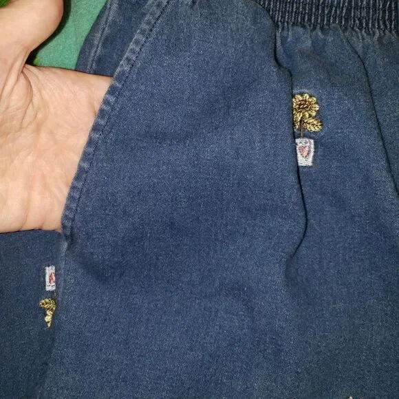 ALFRED DUNNER STRETCH WAISTBAND SUNFLOWER EMBROIDERED CAPRI'S SIZE 10 - Picture 3 of 4